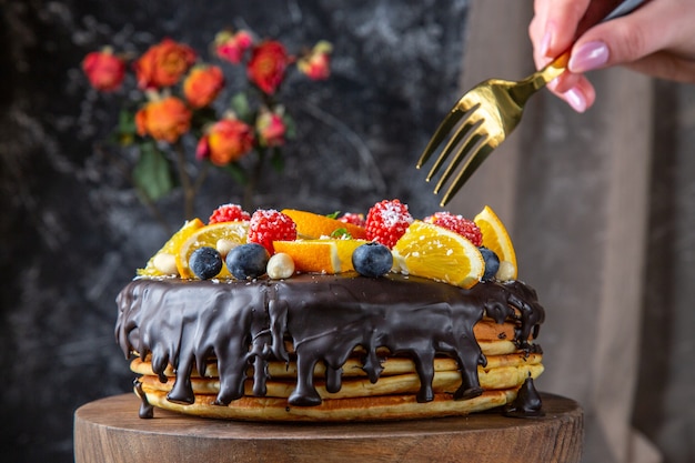 Free photo front view yummy chocolate cake with fresh fruits on dark wall