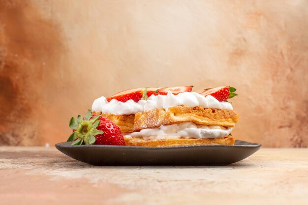 Front view yummy creamy cakes with fruits on light background