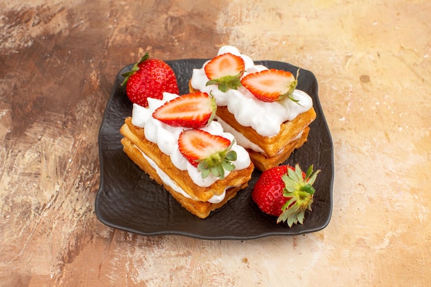 Free photo front view yummy creamy cakes with fruits on light background