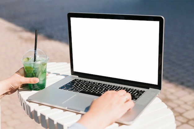 Free photo frontview laptop screen mockup