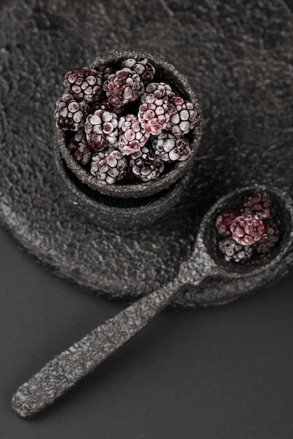 Free photo frozen blackberries in bowl with spoon