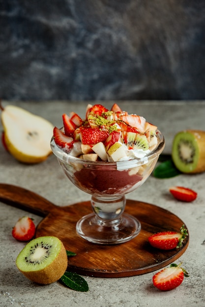 Free photo fruit bowl with chocolate and cream mousse