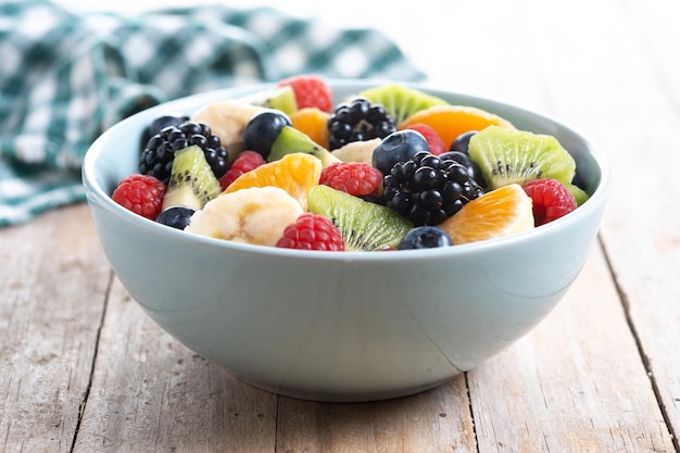 Free photo fruit salad in a blue bowl isolated on white background