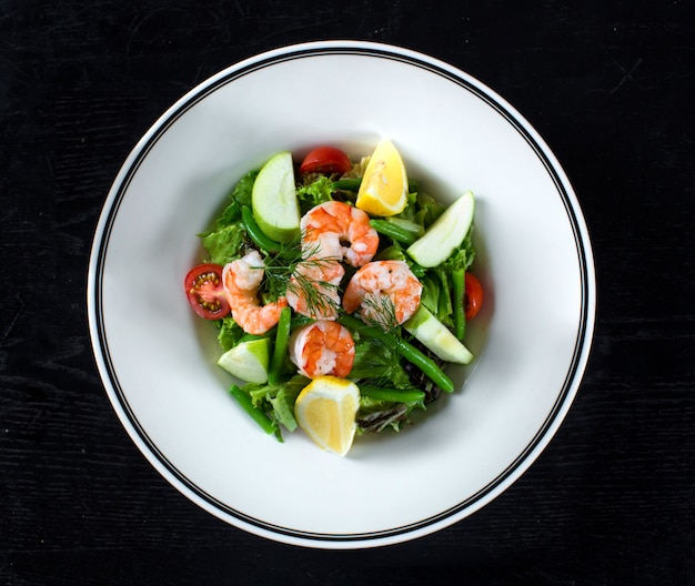 Fruit and vegetable salad with shrimp and asparagus