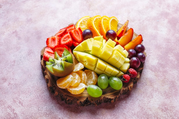 Free photo fruits and berries platter,vegan cuisine.