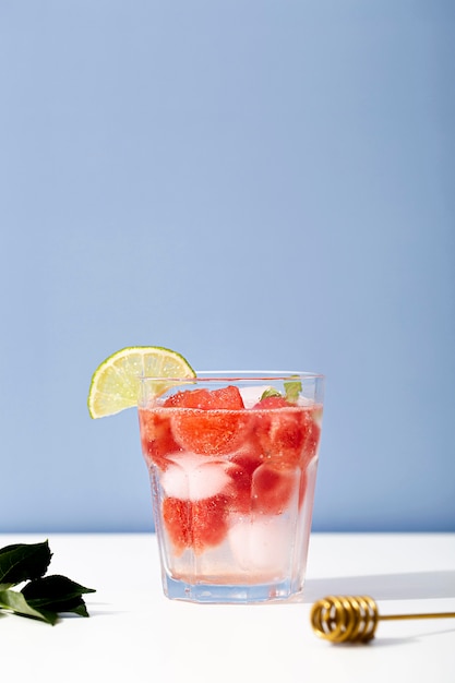 Free photo fruity drink with lemon slice