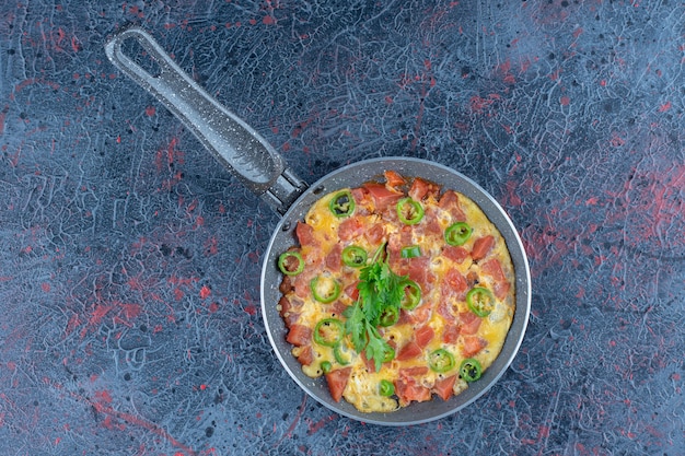 Free photo a frying pan of omelet with vegetables .