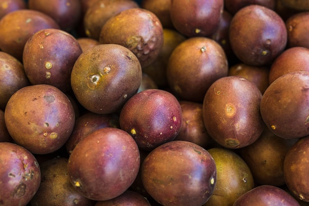 Free photo full frame of whole passion fruits