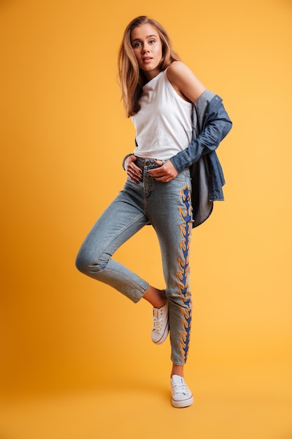 Free photo full length portrait of a casual young girl posing