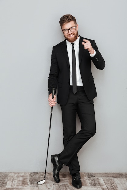 Free photo full length portrait of a smiling bearded businessman in suit