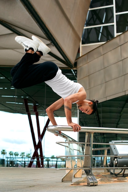 Free photo full shot boy doing parkour