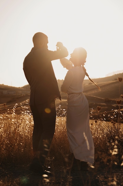 Free photo full shot couple dancing outdoors