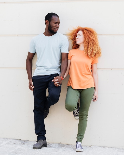 Free photo full shot of couple looking at each other