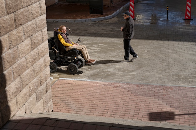 Free photo full shot disabled man and friend meeting