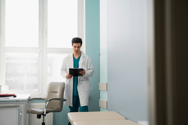 Free photo full shot doctor holding document