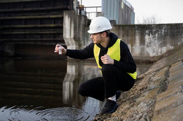 Free photo full shot environmental engineer with water sample