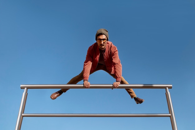 Free photo full shot fit man jumping outdoors