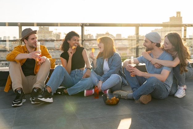 Full shot friends sitting together with drinks