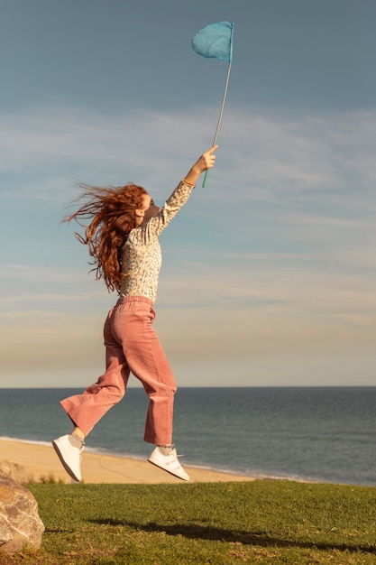 Free photo full shot girl with butterfly net