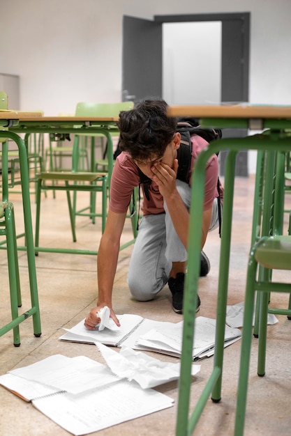 Full shot kid being bullied in classroom