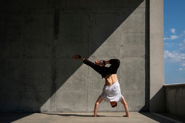 Free photo full shot man doing  parkour training outdoors