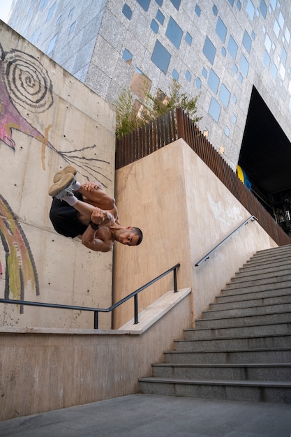 Free photo full shot man jumping outdoors