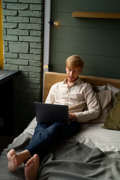 Free photo full shot man relaxing indoors