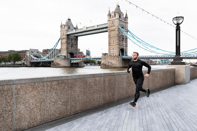 Free photo full shot man running with prosthetic leg