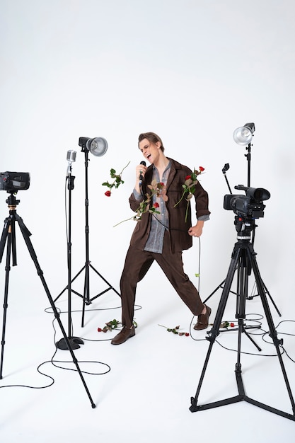 Free photo full shot man singing with flowers