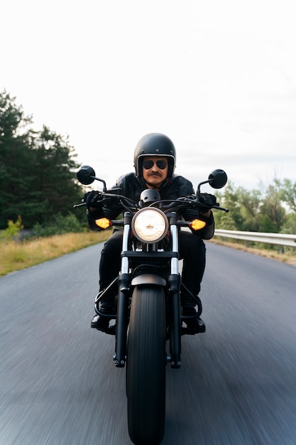 Free photo full shot man with motorbike outdoors