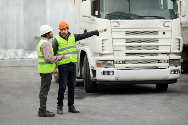 Free photo full shot men wearing equipment