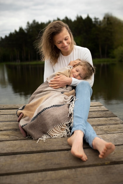 Free photo full shot mother and child outdoors