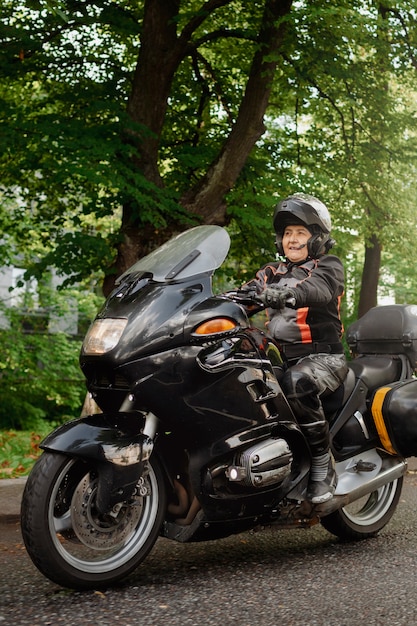 Free photo full shot old woman with cool motorcycle