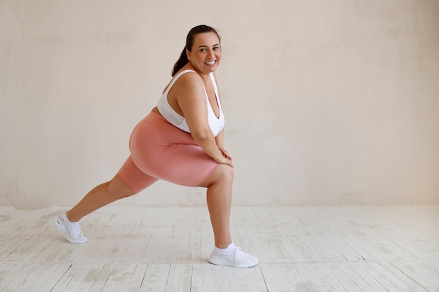 Free photo full shot plus size model posing in studio