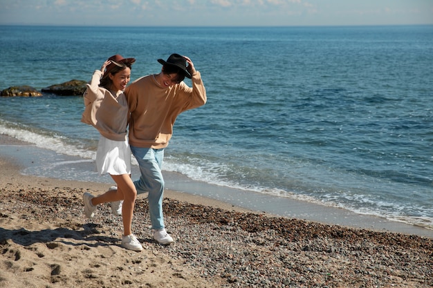 Full shot romantic couple at seaside