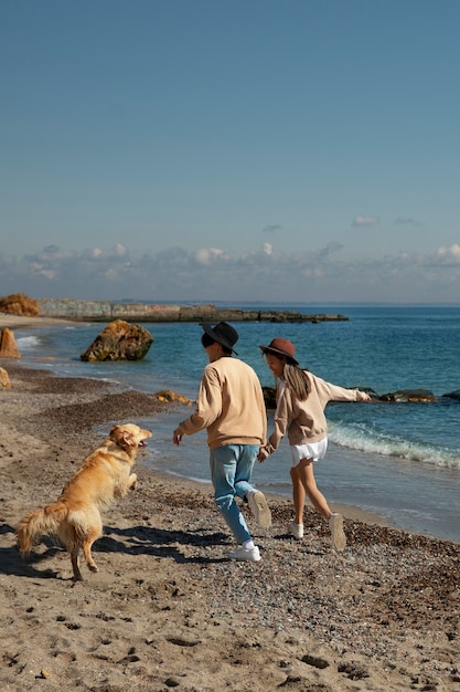 Full shot romantic couple at seaside