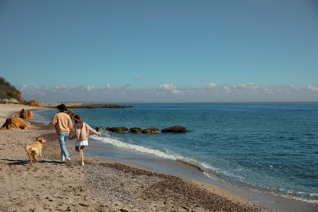 Full shot romantic couple at seaside