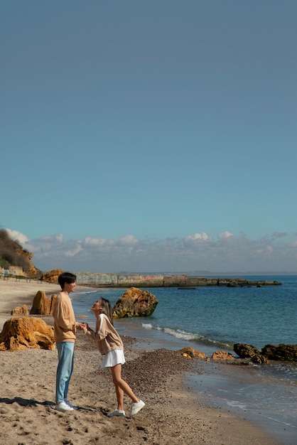 Full shot romantic couple at seaside