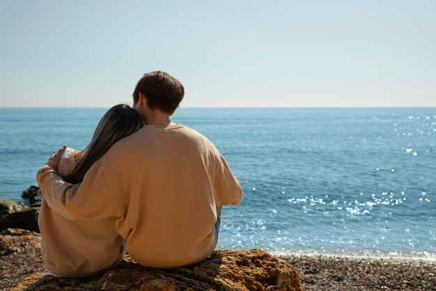 Full shot romantic couple at seaside