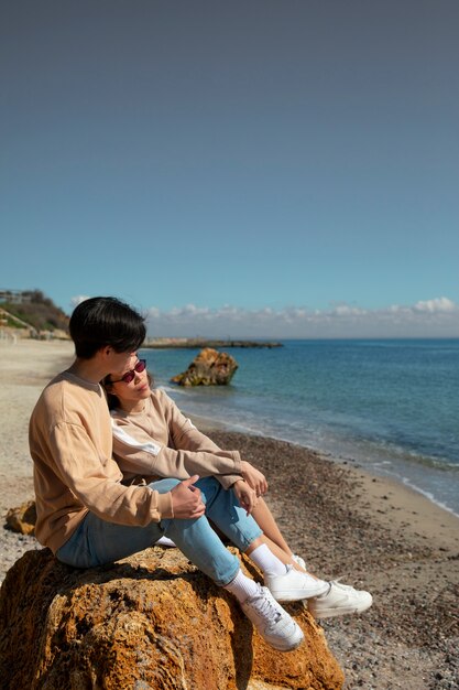 Full shot romantic couple at seaside