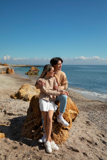 Full shot romantic couple at seaside