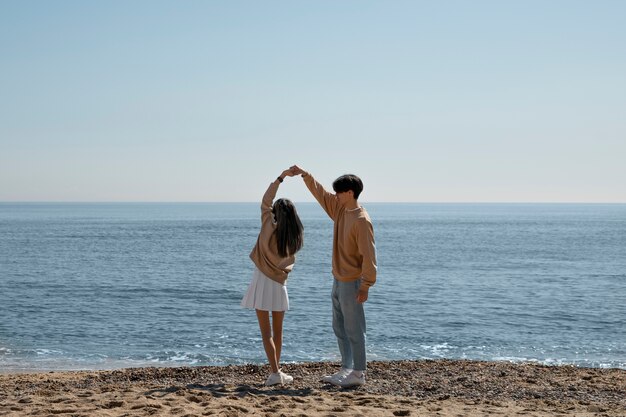 Full shot romantic couple at seaside