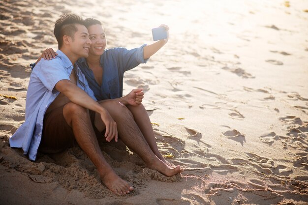 Full shot romantic couple in vacation