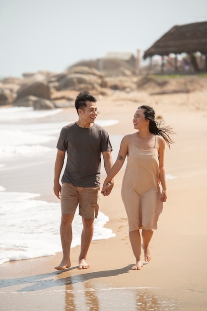 Free photo full shot romantic couple in vacation