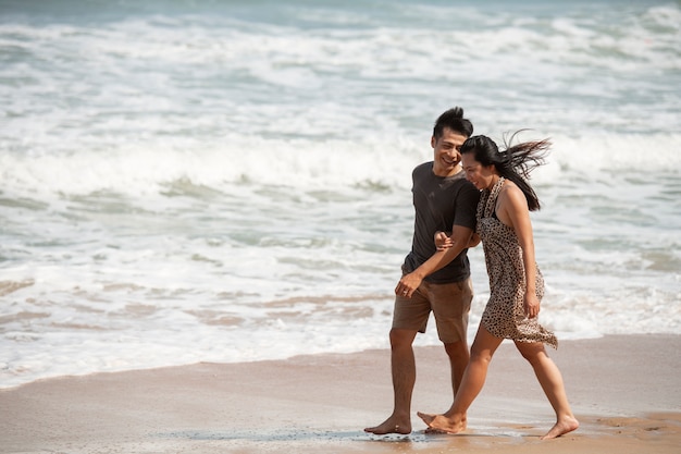 Free photo full shot romantic couple in vacation