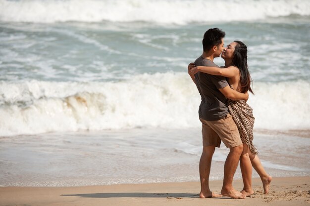 Full shot romantic couple in vacation