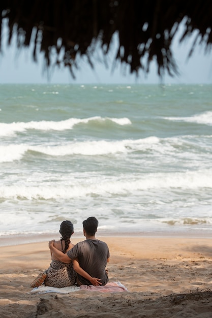 Free photo full shot romantic couple in vacation