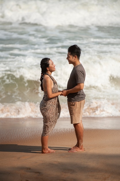 Free photo full shot romantic couple in vacation