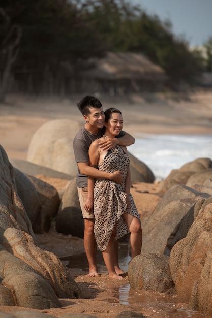 Free photo full shot romantic couple in vacation