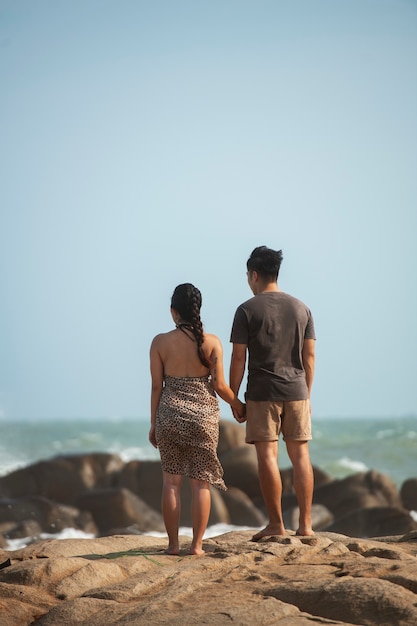 Free photo full shot romantic couple in vacation